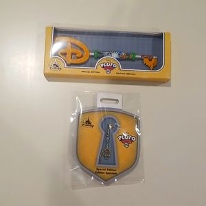 Pluto‎ 90th anniversary key pin and key set